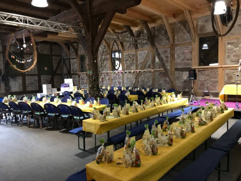 Festlich geschmückt beim Osterbrunch in der Zehntscheune Waldau