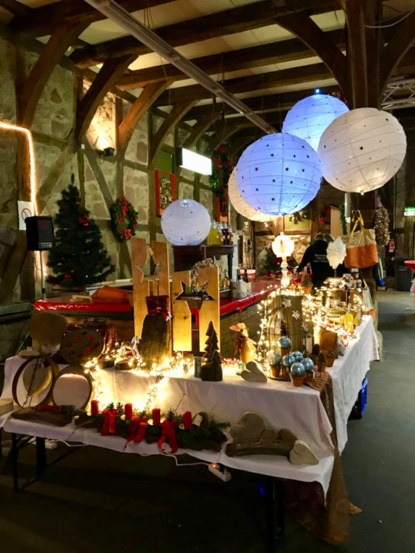 Festliches Ambiente beim Weihnachtsbaumfest in der Zehntscheune